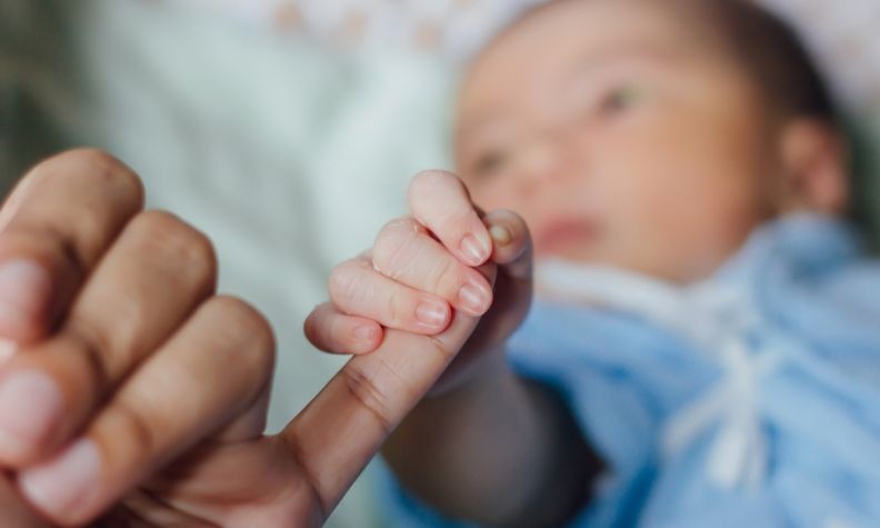 Tuần khủng hoảng của trẻ sơ sinh: Hiểu đúng để đồng hành cùng con